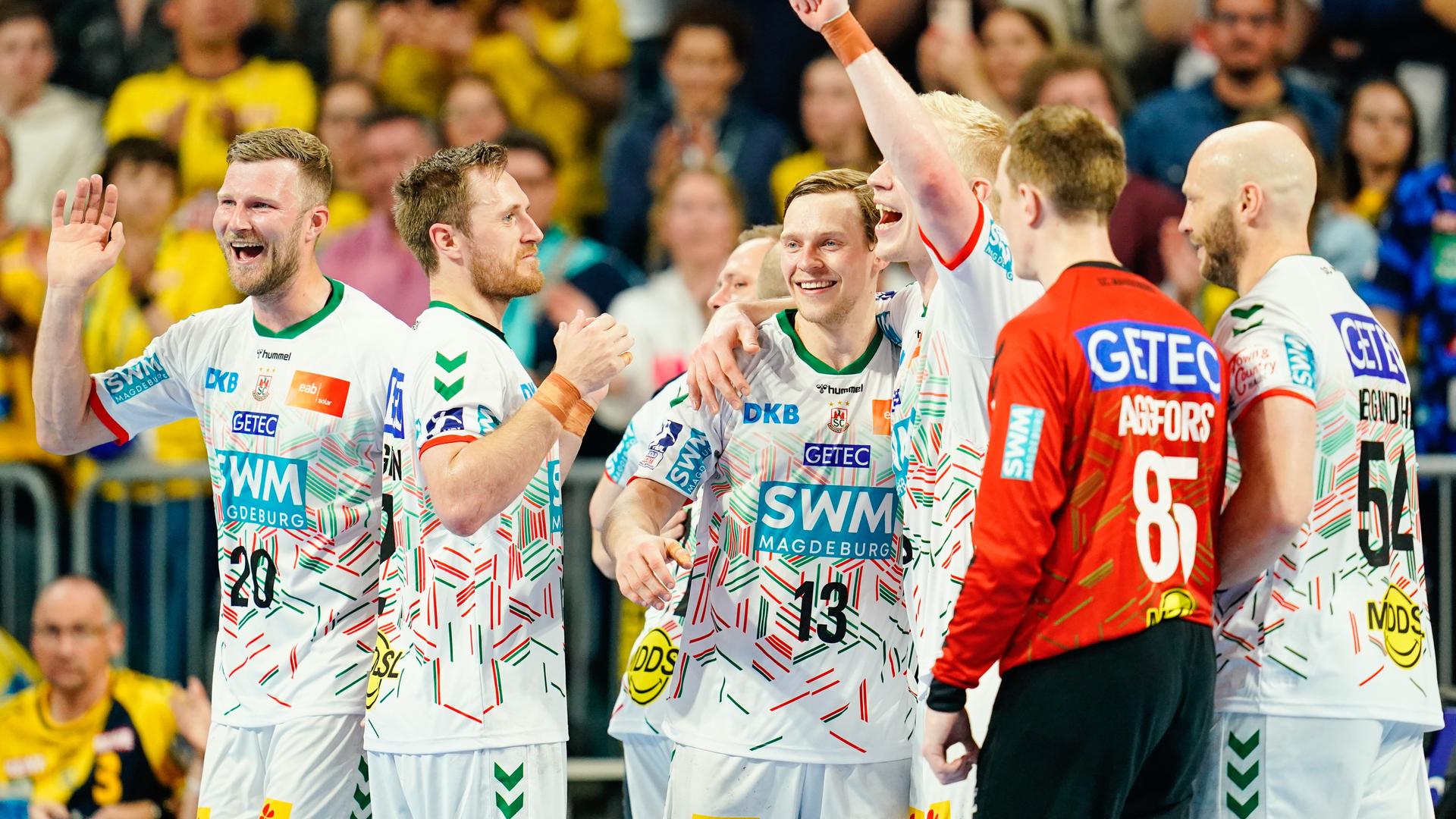 Mannheim: Magdeburgs Spieler jubeln über den Sieg und den Gewinn der deutschen Meisterschaft. Mannheim: Magdeburgs Spieler jubeln über den Sieg und den Gewinn der deutschen Meisterschaft.