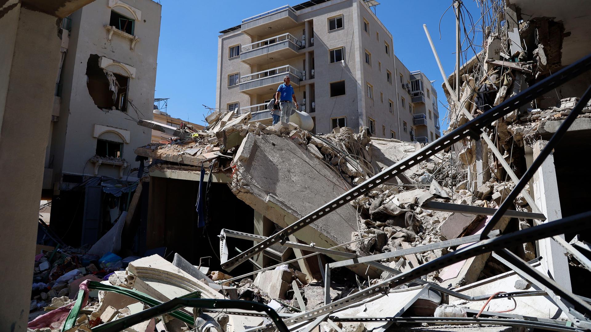Ein Mann klettert in einem völlig zerstörten Haus in Nabatijeh im Libanon Ein Mann klettert in einem völlig zerstörten Haus in Nabatijeh im Libanon