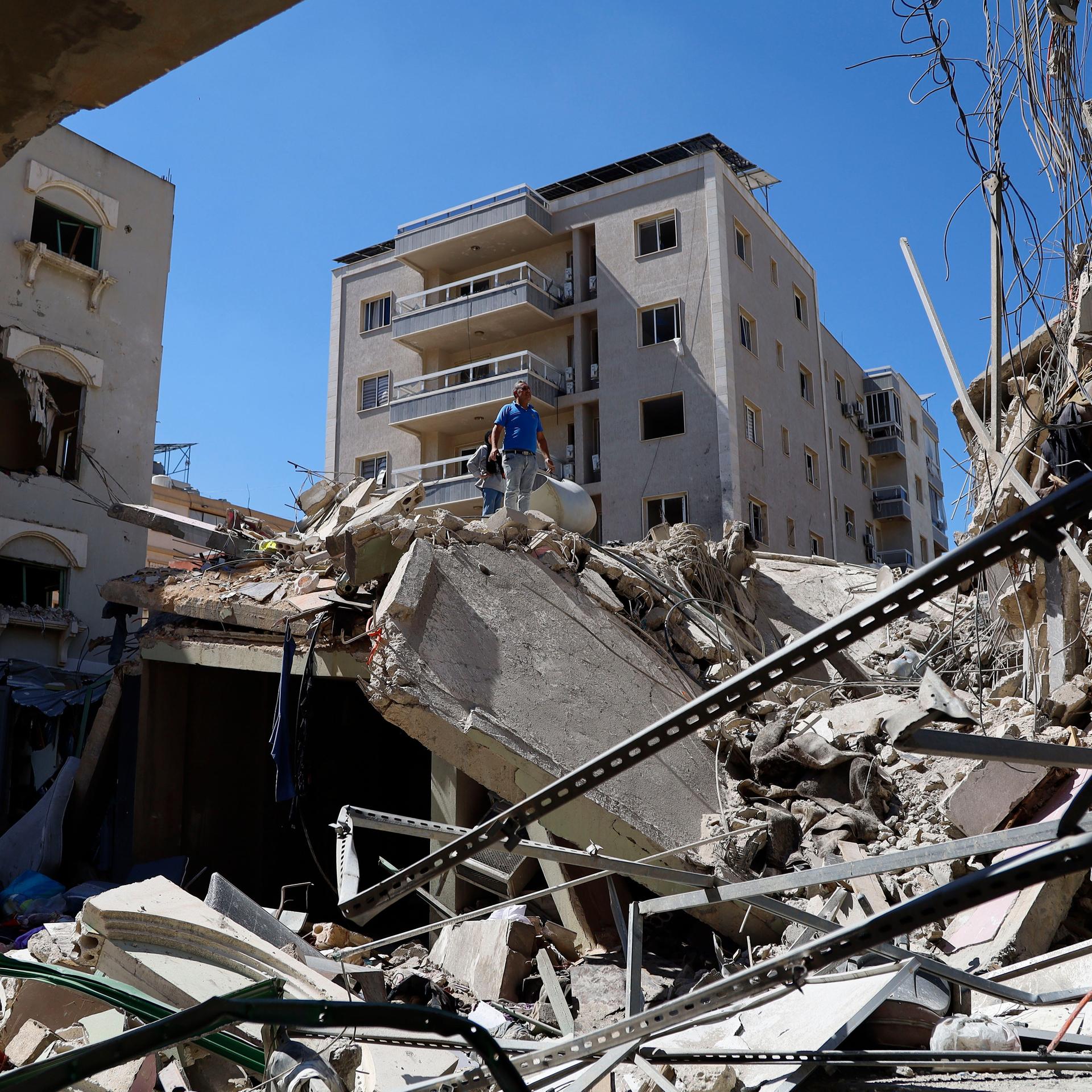 Ein Mann klettert in einem völlig zerstörten Haus in Nabatieh im Libanon