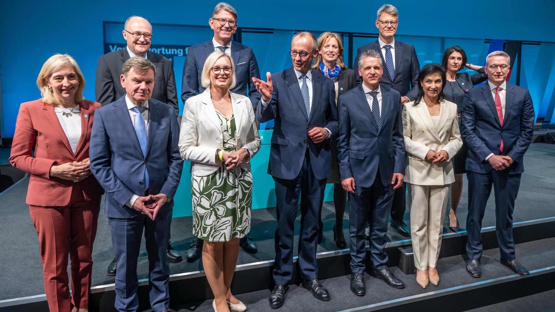 Um Friedrich Merz stehen Nina Warken, Johann Wadephul, Michael Meister, Christiane Schenderlein, Wolfram Weimer, Karin Prien, Thorsten Frei, Patrick Schnieder, Katherina Reiche, Serap Güler und Karsten Wildberger beim Bundesausschuss der CDU.