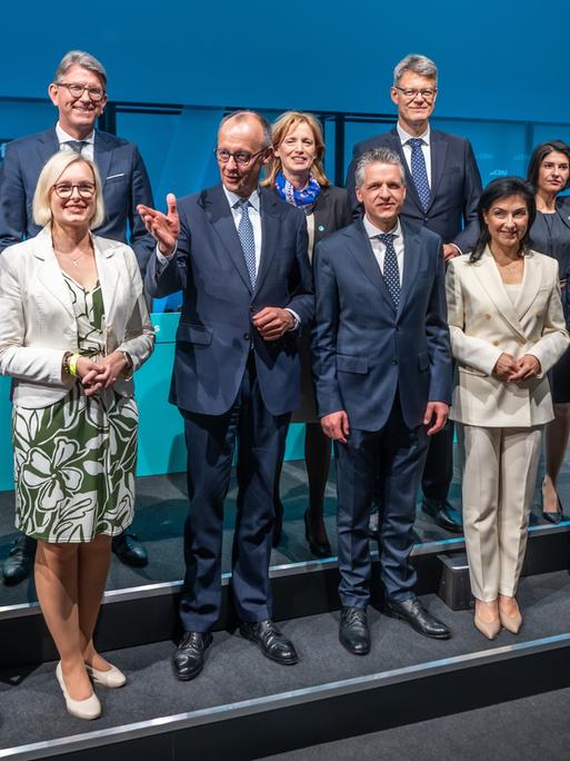 Um Friedrich Merz stehen Nina Warken, Johann Wadephul, Michael Meister, Christiane Schenderlein, Wolfram Weimer, Karin Prien, Thorsten Frei, Patrick Schnieder, Katherina Reiche, Serap Güler und Karsten Wildberger beim Bundesausschuss der CDU.