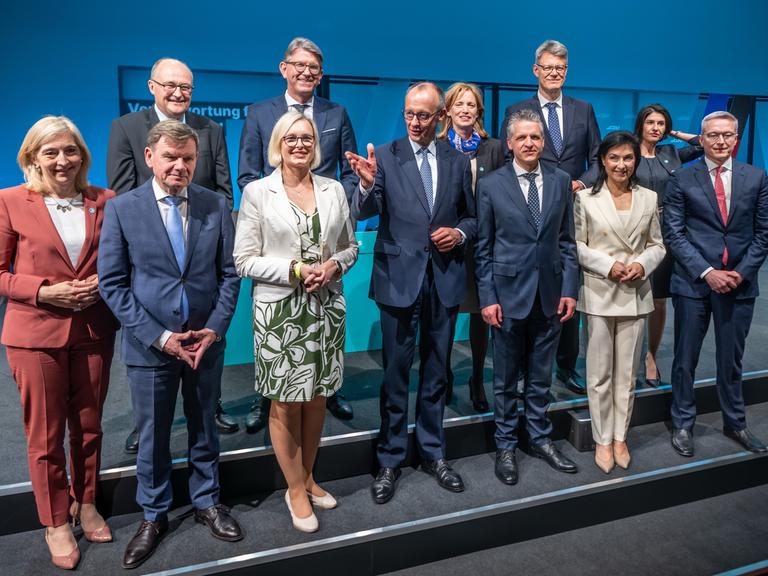 Um Friedrich Merz stehen Nina Warken, Johann Wadephul, Michael Meister, Christiane Schenderlein, Wolfram Weimer, Karin Prien, Thorsten Frei, Patrick Schnieder, Katherina Reiche, Serap Güler und Karsten Wildberger beim Bundesausschuss der CDU.