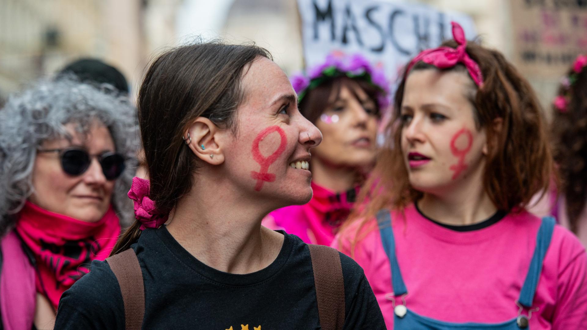 Teilnehmerinnen einer Kundgebung im Rahmen eines Transfeministischen Streiks unter dem Motto "Nicht einer weniger" demonstrieren am Internationalen Frauentag auf der Via Merulana in Rom.