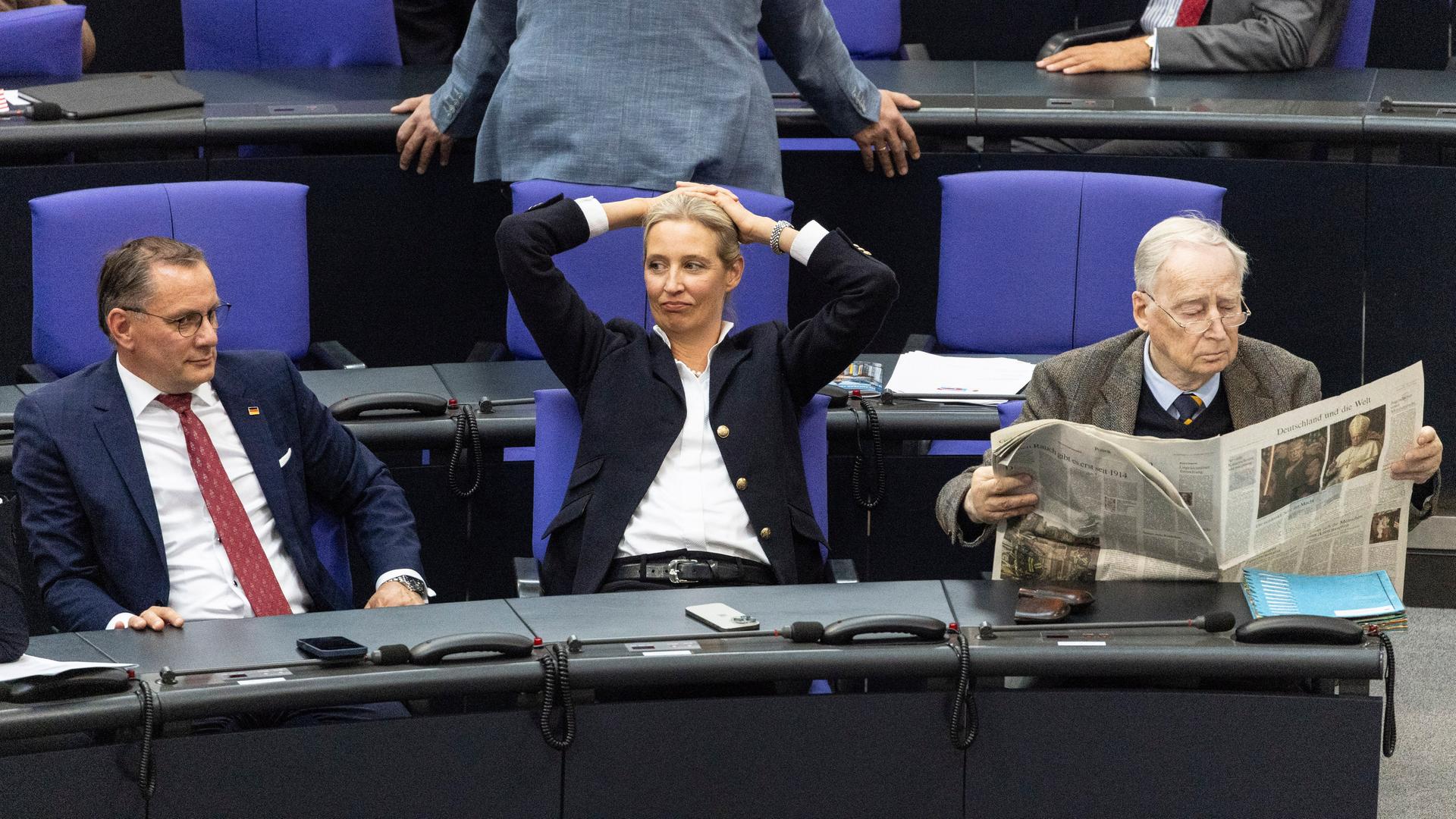 Die Vorsitzenden der rechtsextremen Partei AfD, Alice Weidel (Mitte), Tino Chrupalla (links) und der Ehrenvorsitzende Alexander Gauland (rechts) während der Wahl von Bundeskanzler Friedrich Merz im Bundestag am 6. Mai 2025 in Berlin. Die Vorsitzenden der rechtsextremen Partei AfD, Alice Weidel (Mitte), Tino Chrupalla (links) und der Ehrenvorsitzende Alexander Gauland (rechts) während der Wahl von Bundeskanzler Friedrich Merz im Bundestag am 6. Mai 2025 in Berlin.