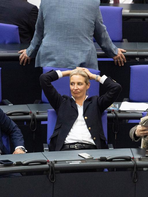Die Vorsitzenden der rechtsextremen Partei AfD, Alice Weidel (Mitte), Tino Chrupalla (links) und der Ehrenvorsitzende Alexander Gauland (rechts) während der Wahl von Bundeskanzler Friedrich Merz im Bundestag am 6. Mai 2025 in Berlin.