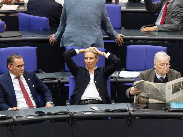 Die Vorsitzenden der rechtsextremen Partei AfD, Alice Weidel (Mitte), Tino Chrupalla (links) und der Ehrenvorsitzende Alexander Gauland (rechts) während der Wahl von Bundeskanzler Friedrich Merz im Bundestag am 6. Mai 2025 in Berlin.