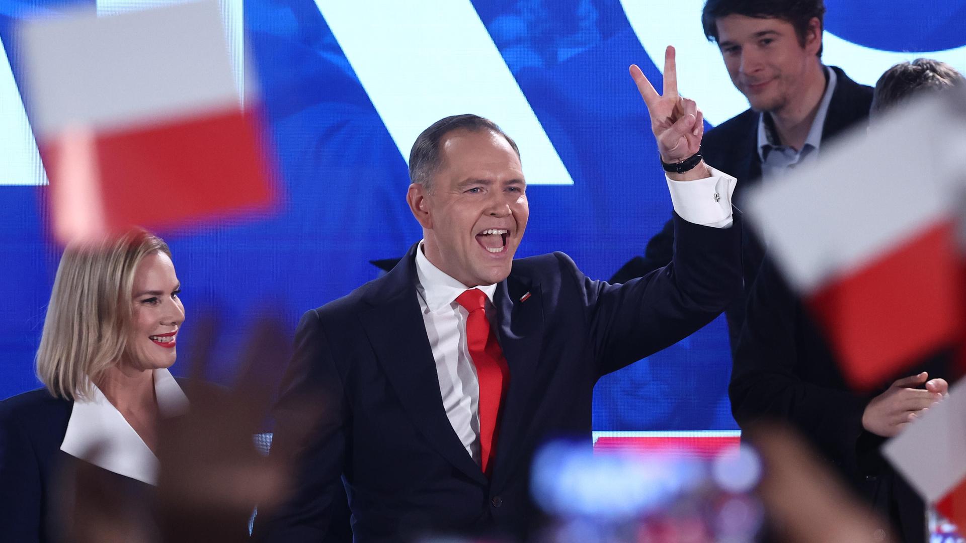 Karol Nawrocki macht das Victory-Zeichen. Karol Nawrocki macht das Victory-Zeichen.