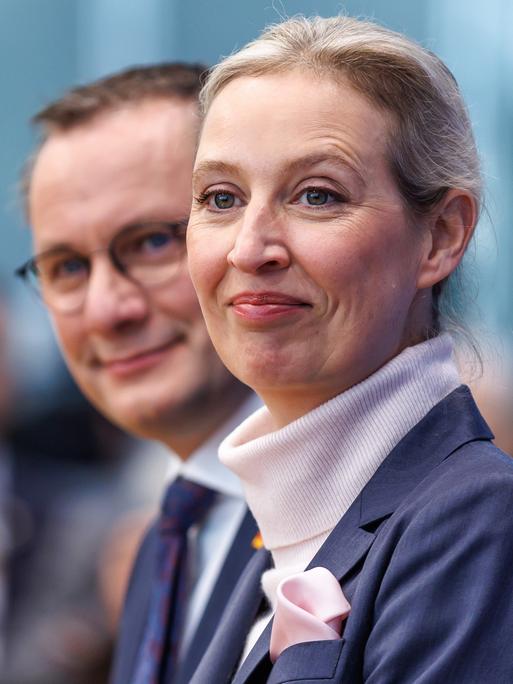 Die beiden AfD-Vorsitzenden Alice Weidel und Tino Chrupalla sitzen in der Bundespressekonferenz