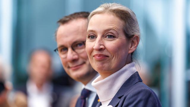 Die beiden AfD-Vorsitzenden Alice Weidel und Tino Chrupalla sitzen in der Bundespressekonferenz