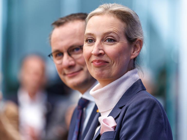 Die beiden AfD-Vorsitzenden Alice Weidel und Tino Chrupalla sitzen in der Bundespressekonferenz