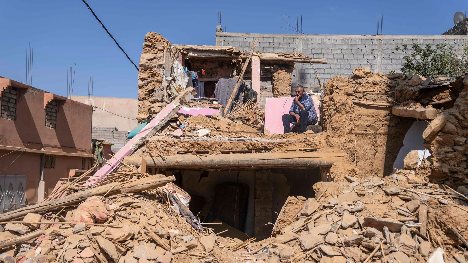 Ein Mann, der seine Frau und seine Tochter bei dem Erdbeben in Marokko verloren hat, sitzt in seinem ehemaligen Haus in der Stadt Amizmiz außerhalb von Marrakesch.