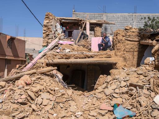 Ein Mann, der seine Frau und seine Tochter bei dem Erdbeben in Marokko verloren hat, sitzt in seinem ehemaligen Haus in der Stadt Amizmiz außerhalb von Marrakesch.