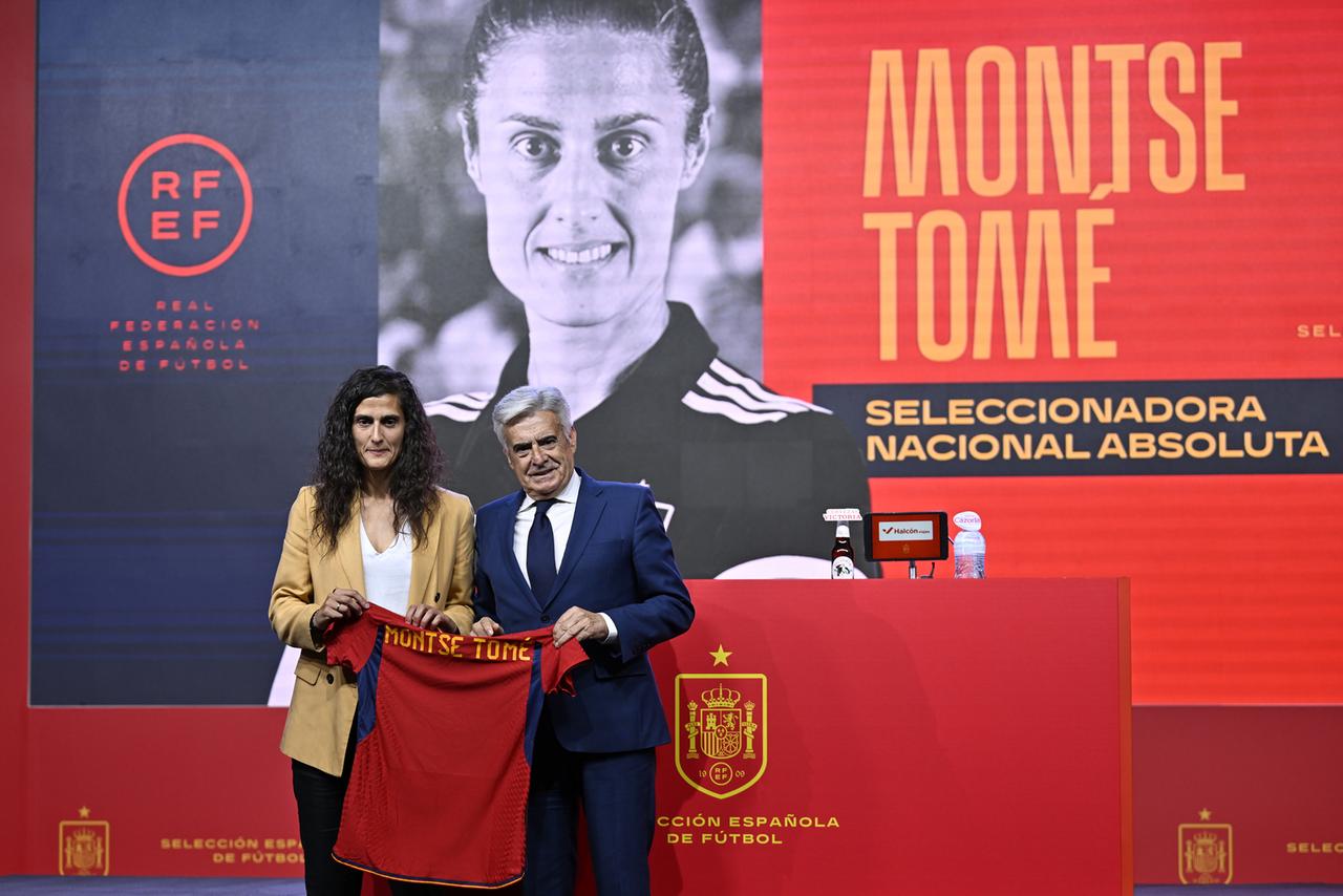 Montse Tome (l.), die neue Trainerin der spanischen Frauen-Fußballnationalmannschaft, posiert für ein Foto mit Pedro Rocha (r.), RFEF-Interimspräsident, während einer Pressekonferenz in Madrid. 