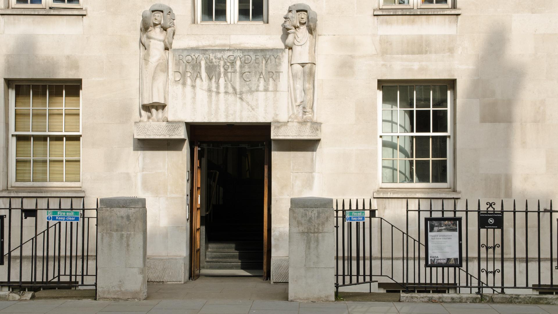 Der Haupteingang der Royal Academy of Dramatic Arts (RADA) in Camden, in London, UK Der Haupteingang der Royal Academy of Dramatic Arts (RADA) in Camden, in London, UK