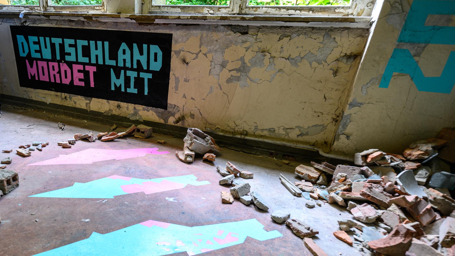 "Deutschland mordet mit" steht in einer Arbeit von Luke Carter auf dem Streetart-Festival Ibug in Chemnitz. "Deutschland mordet mit" steht in einer Arbeit von Luke Carter auf dem Streetart-Festival Ibug in Chemnitz.