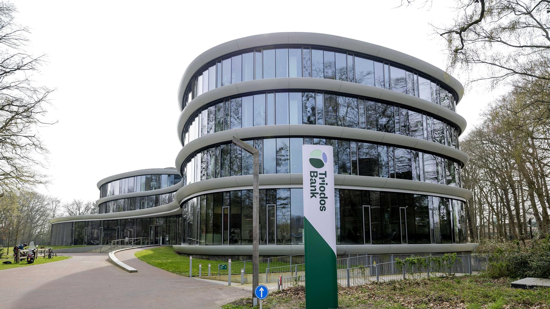 Driebergen, Niederlande: Außenansicht und Logo des Hauptsitzes der Triodos Bank, die sich als nachhaltige Bank positioniert. 