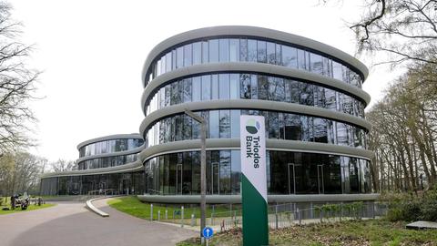 Driebergen, Niederlande: Außenansicht und Logo des Hauptsitzes der Triodos Bank, die sich als nachhaltige Bank positioniert. 