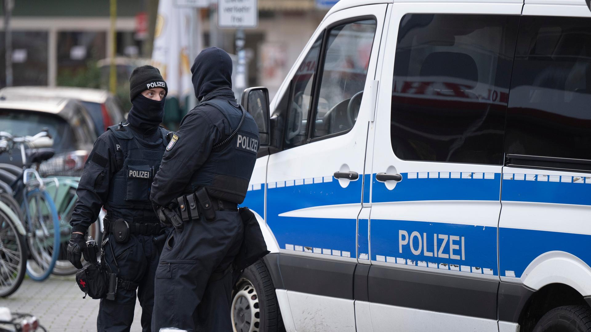 Zwei Polizisten bei einer Razzia gegen die Reichsbürger-Szene in Frankfurt.