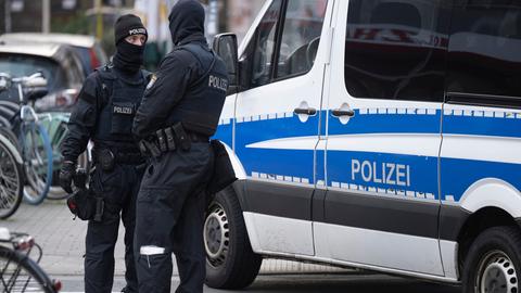 Zwei Polizisten bei einer Razzia gegen die Reichsbürger-Szene in Frankfurt.