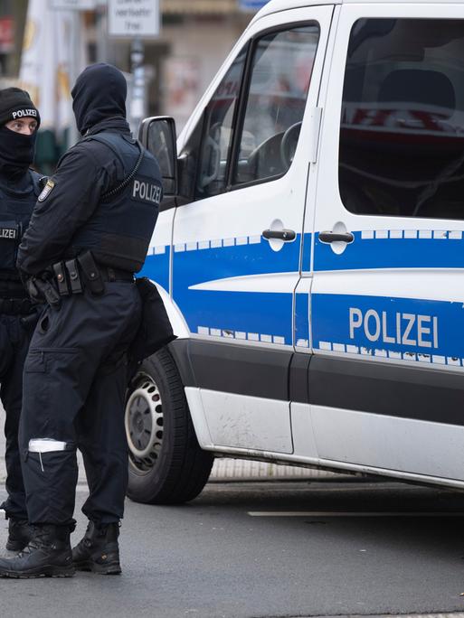 Zwei Polizisten bei einer Razzia gegen die Reichsbürger-Szene in Frankfurt.