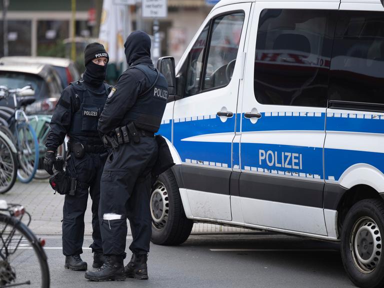 Zwei Polizisten bei einer Razzia gegen die Reichsbürger-Szene in Frankfurt.