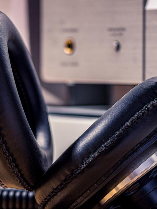 Ein Headset und jede Menge Geduld: In der Notrufzentrale kann Polizist Asger nur mit Telefonaten helfen.