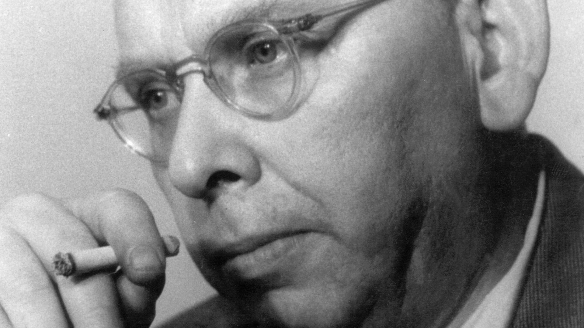 Hanns Eisler komponierte das revolutionäre Arbeiterlied, vertonte Texte von Bert Brecht sowie die Nationalhymne der DDR. Nach seiner Emigration 1933 lebte er von 1938 bis 1948 in den USA, von 1950 an in der DDR. Er starb am 6. September 1962 in Berlin.