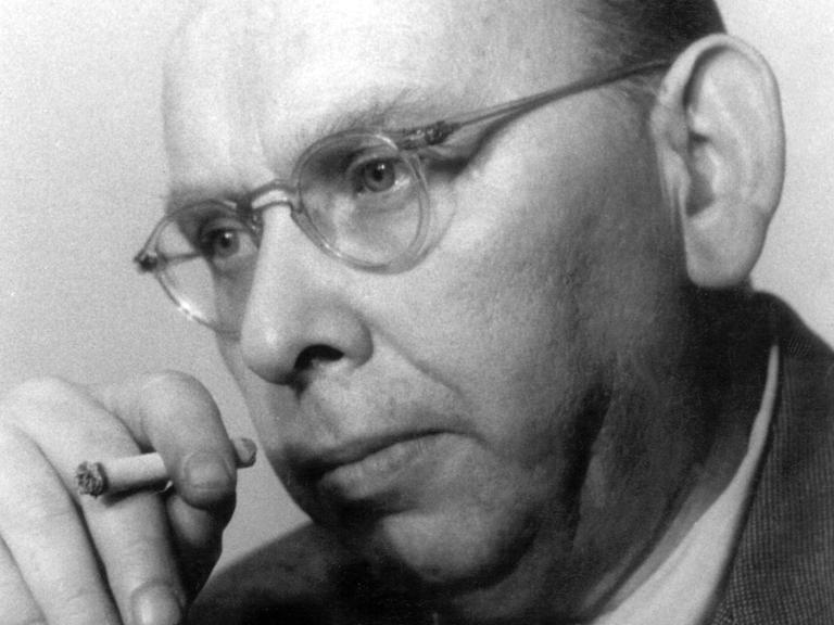 Hanns Eisler komponierte das revolutionäre Arbeiterlied, vertonte Texte von Bert Brecht sowie die Nationalhymne der DDR. Nach seiner Emigration 1933 lebte er von 1938 bis 1948 in den USA, von 1950 an in der DDR. Er starb am 6. September 1962 in Berlin.