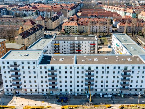 Aufnahme aus der Luft: Neugebaute Wohnblöcke der Leipziger Wohnungs- und Baugesellschaft (LWB). Die neue Wohnanlage mit 300 Wohnungen besteht aus 18 Häusern, die in sechs Blöcken um zwei Wohnhöfe platziert sind.