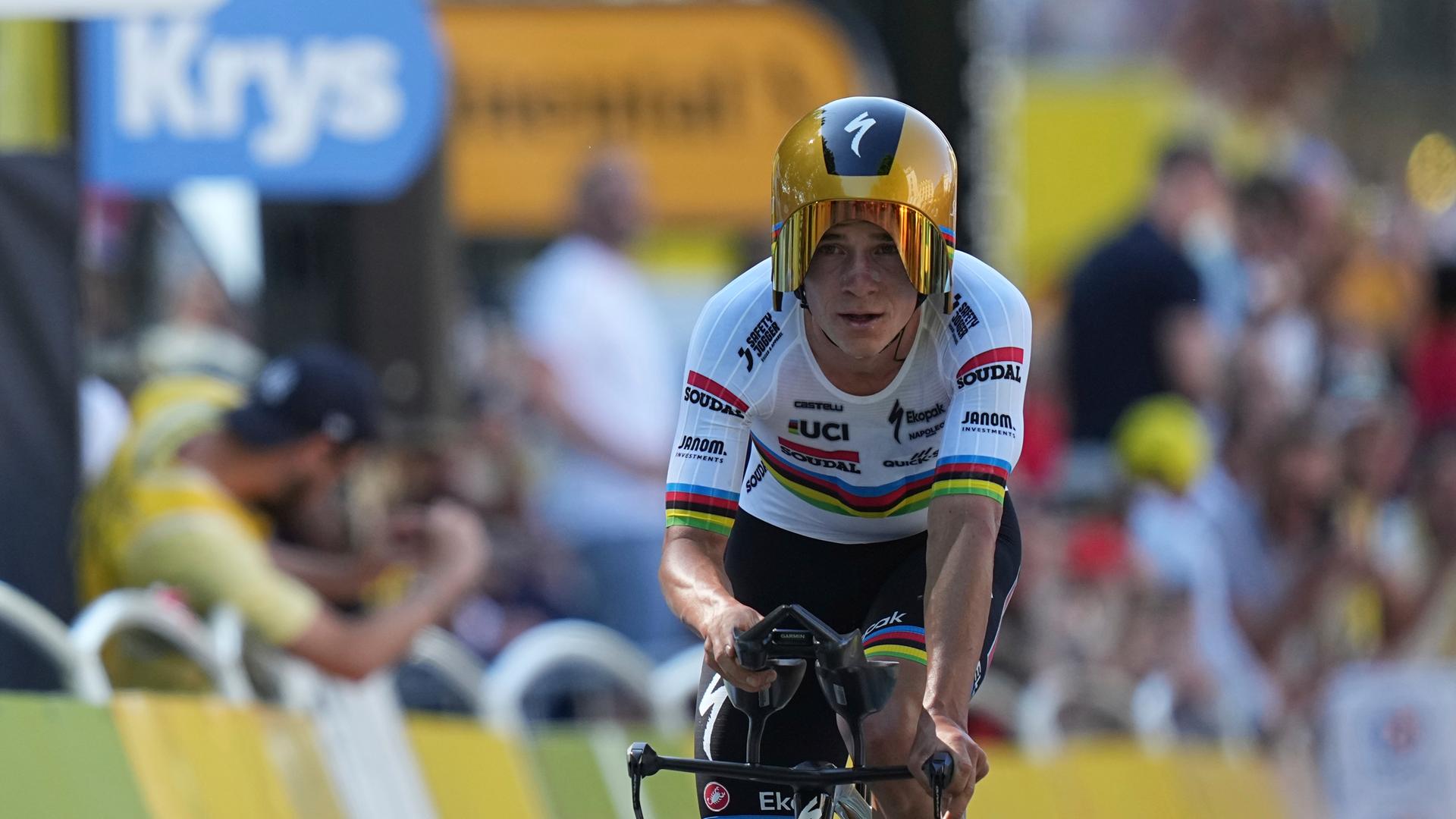 Der Belgier Remco Evenepoel überquert die Ziellinie. Der Belgier Remco Evenepoel überquert die Ziellinie.