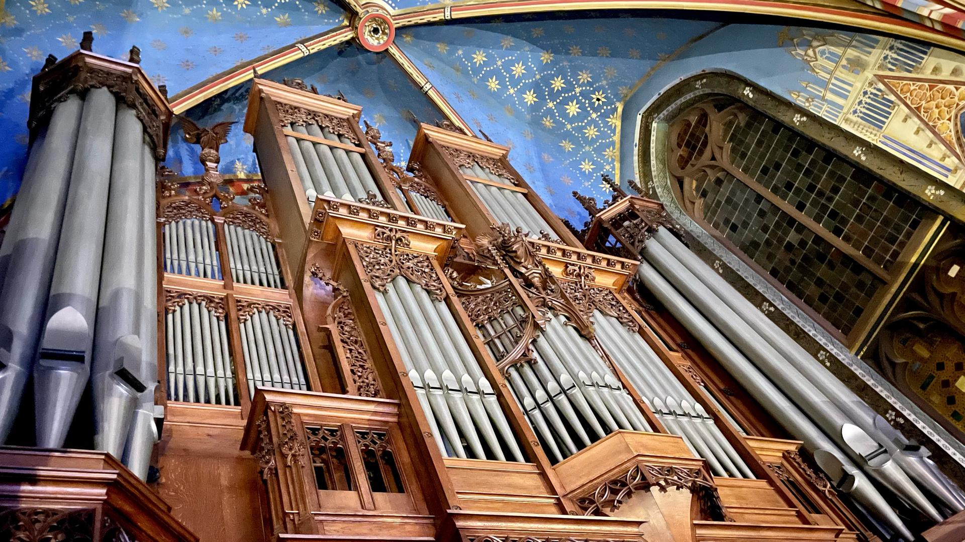Blick von unten auf die Orgel in der katholischen Marien-Basilika in Kevelaer.