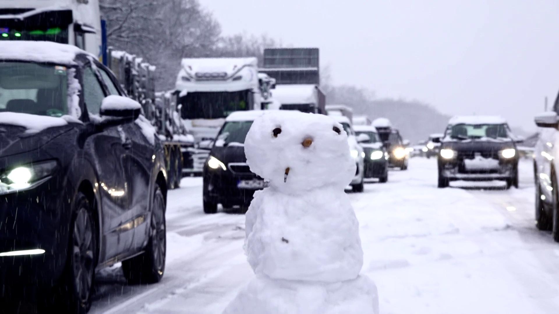 Autofahrer haben während der Wartezeit bei einem bis zu 25 Kilometer langen Staus einen Schneemann auf der Autobahn 3 gebaut. Autofahrer haben während der Wartezeit bei einem bis zu 25 Kilometer langen Staus einen Schneemann auf der Autobahn 3 gebaut.