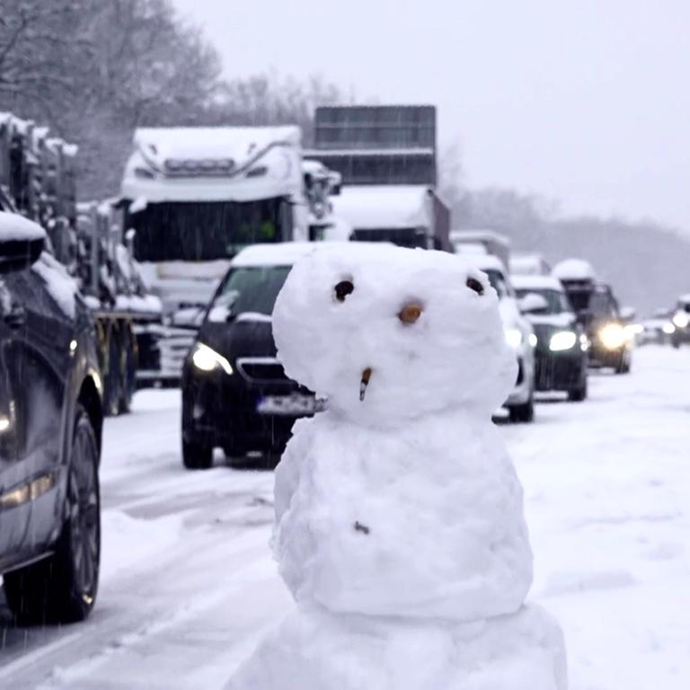 Autofahrer haben während der Wartezeit bei einem bis zu 25 Kilometer langen Staus einen Schneemann auf der Autobahn 3 gebaut. 