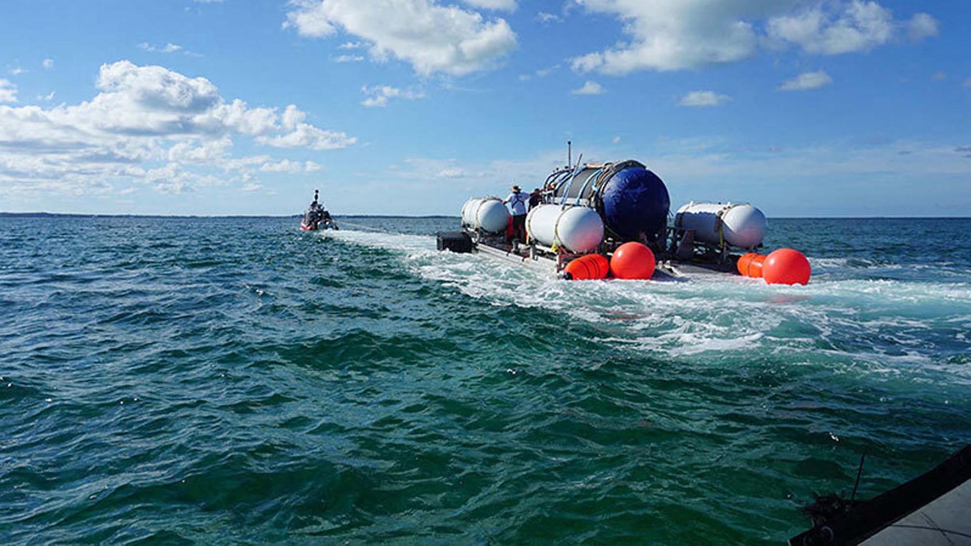 Das Mini-U-Boot Titan schaukelt in den Wellen. Es sieht eher klein aus. 