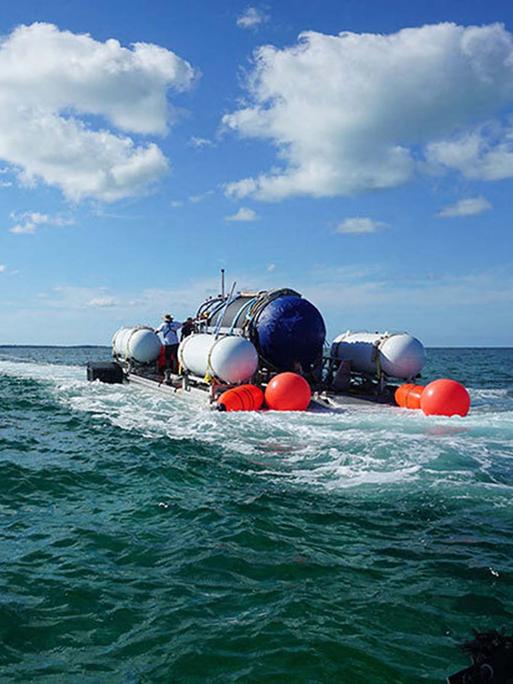 Das Mini-U-Boot Titan schaukelt in den Wellen. Es sieht eher klein aus. 