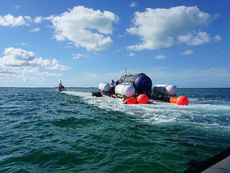 Das Mini-U-Boot Titan schaukelt in den Wellen. Es sieht eher klein aus. 