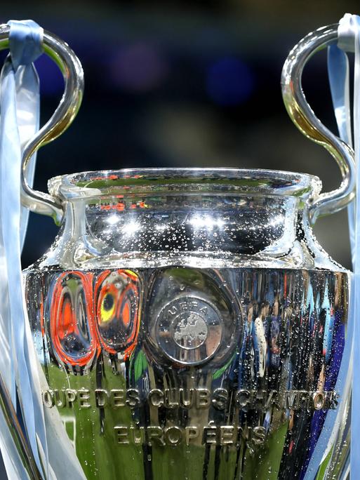 Der Champions League Pokal im Stadion von manchester City vor der Partie gegen die Young Boys Bern in der Gruppenphase 2023.
