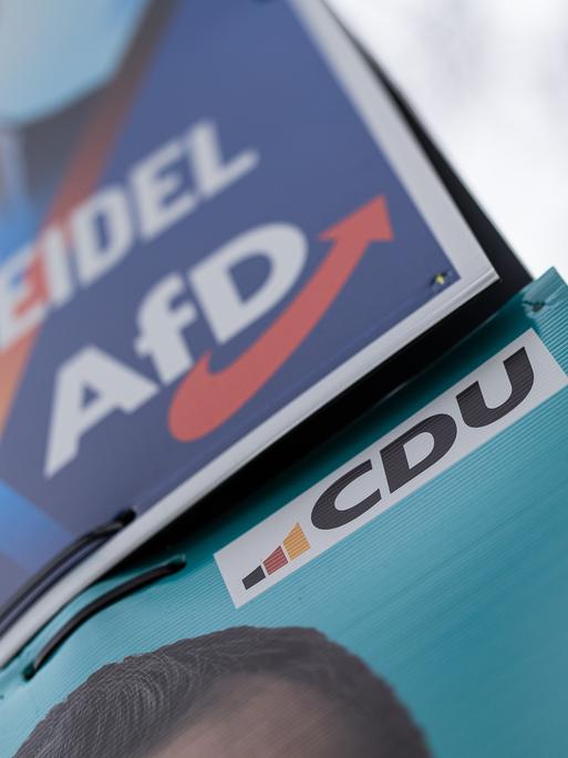 Wahlplakate zur Bundestagswahl 2025 der Partei Alternative für Deutschland ( AfD ) und CDU direkt nebeneinander am 05. Februar 2025 in Berlin Marienfelde.