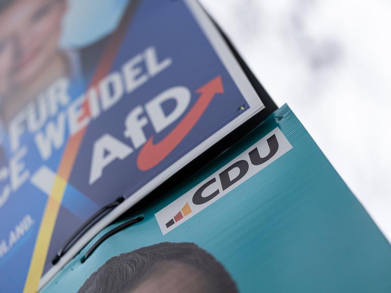 Wahlplakate zur Bundestagswahl 2025 der Partei Alternative für Deutschland ( AfD ) und CDU direkt nebeneinander am 05. Februar 2025 in Berlin Marienfelde.