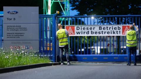 Mitarbeiter bringen beim ersten Streik in der Geschichte der Kölner Ford-Werke ein Banner vor dem Haupttor 3 an mit der Aufschrift „Dieser Betrieb wird bestreikt!“. 