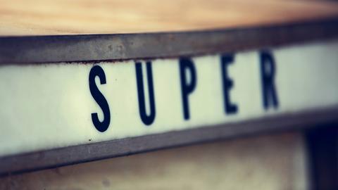 Der Schriftzug "Super" steht in einer alten Zapfsäule.
