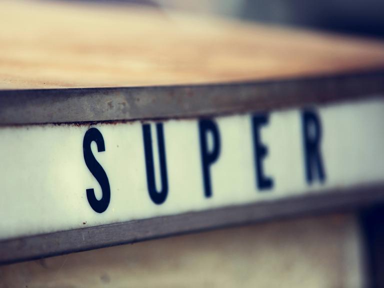 Der Schriftzug "Super" steht in einer alten Zapfsäule.