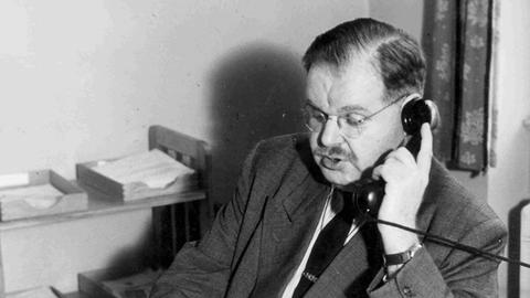 Philipp Auerbach (1906-1952), Präsident des Landesentschädigungsamtes, telefoniert in seinem Büro. Undatierte Aufnahme, vermutlich um das Jahr 1950.