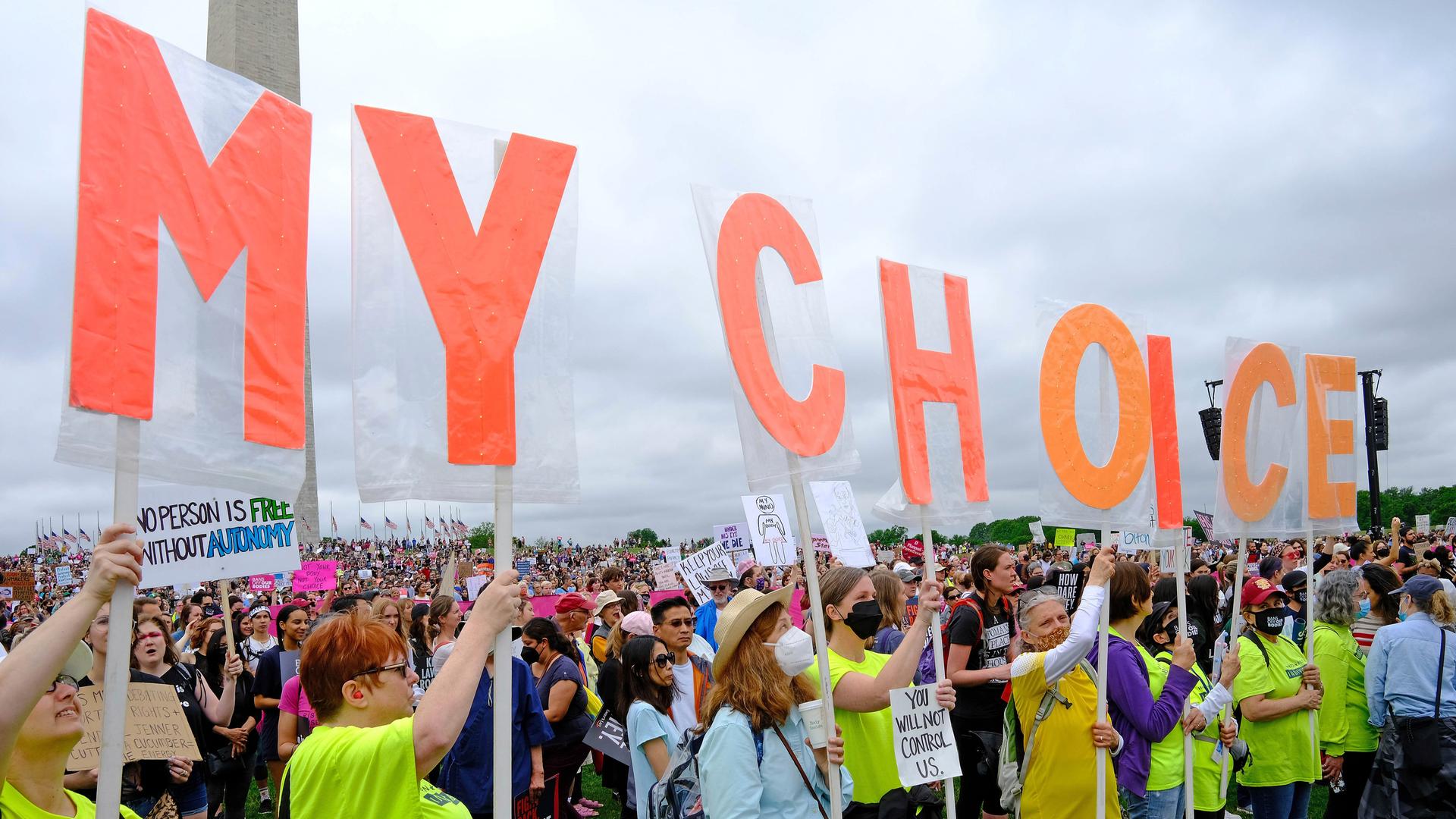 Tausende protestieren gegen das Urteil des Supreme Courts, das das Recht auf Abtreibung einschränkt. Protestierende halten Plakate mit "My Choice" (Meine Wahl) in die Luft. 