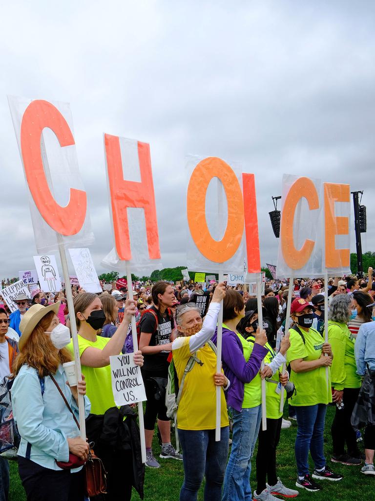 Tausende protestieren gegen das Urteil des Supreme Courts, das das Recht auf Abtreibung einschränkt. Protestierende halten Plakate mit "My Choice" (Meine Wahl) in die Luft. 