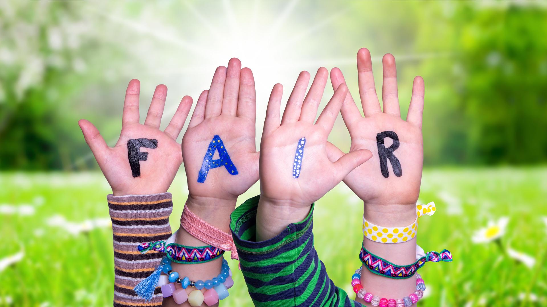 Das Wort "FAIR" aus Kinderhänden gebildet