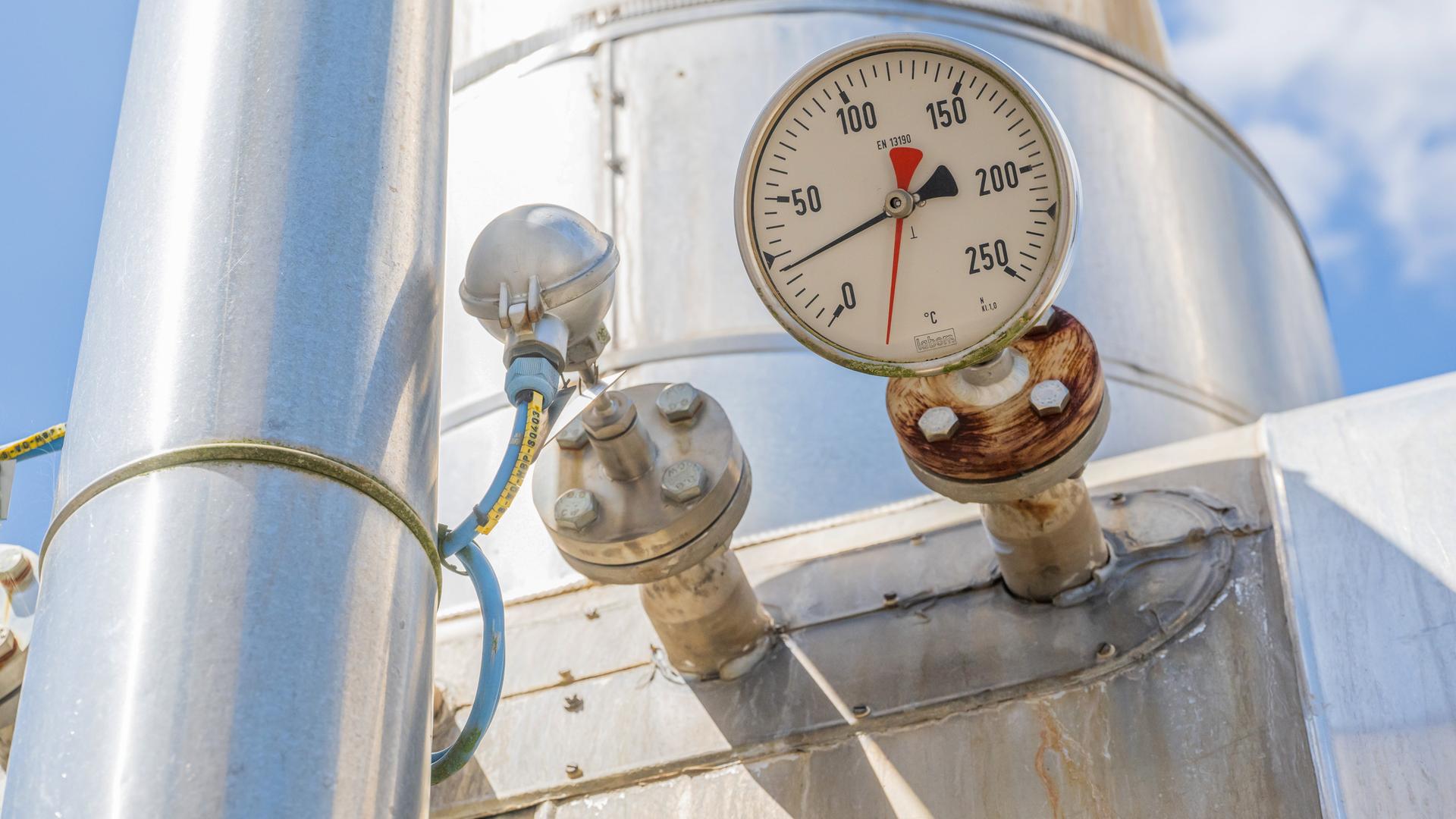 Bayern, Wolfersberg: Eine Anzeige für Temperatur ist in der Anlage des Gasspeichers an einem der vielen Rohre angebracht.