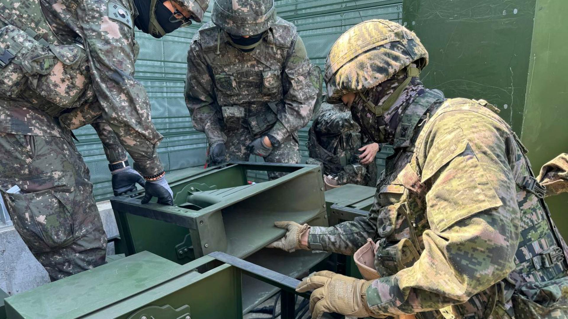 Als Antwort auf den Propagandakrieg installierten südkoreanische Soldaten in der Nähe der Frontlinie in Paju Lautsprecher und beschallten die Nachbarschaft mit beliebter südkoreanischer Musik. (Quelle: Picture alliance) Als Antwort auf den Propagandakrieg installierten südkoreanische Soldaten in der Nähe der Frontlinie in Paju Lautsprecher und beschallten die Nachbarschaft mit beliebter südkoreanischer Musik. (Quelle: Picture alliance)