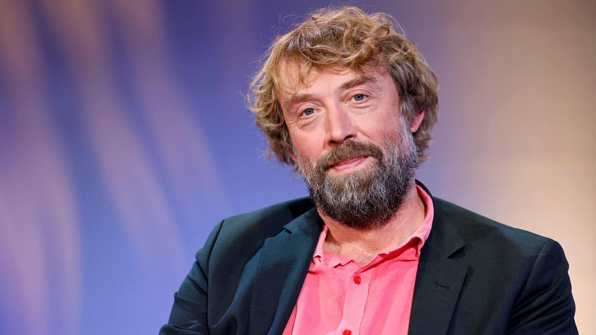 Knut Cordsen posiert auf der Frankfurter Buchmesse für ein Porträtfoto.