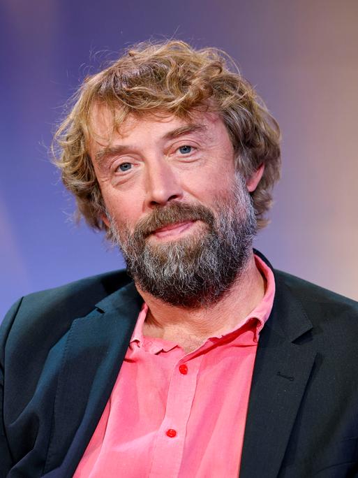 Knut Cordsen posiert auf der Frankfurter Buchmesse für ein Porträtfoto.